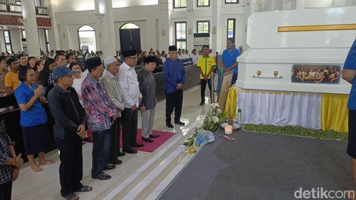 Momen pengurus MUI NTT saat memberi penghormatan kepada Uskup Emeritus Petrus Turang, di Gereja Katedral Kristus Raja Kupang, Senin (7/4/2025).