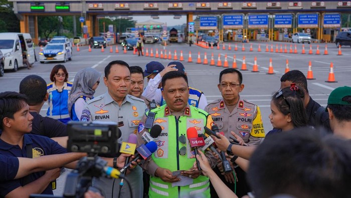 Kakorlantas Polri Irjen Agus Suryonugroho memantau arus balik di Gerbang Tol Cikampek Utama, Senin (7/4/2025). (dok. ist)