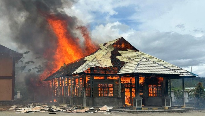 Aula Kantor Bupati Dogiyai, Papua Tengah, terbakar.