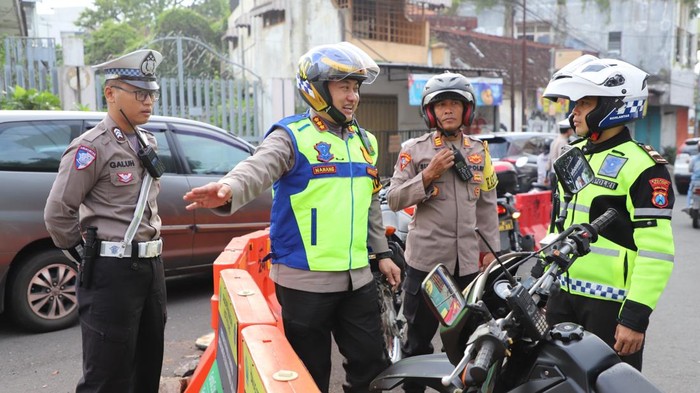 Kapolresta Malang Kota Kombes Nanang Haryono memantau ruas jalan di Kota Malang