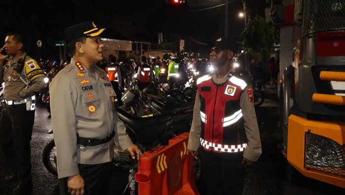 Kapolresta Solo, Kombes Catur Cahyono Wibowo, saat memantau langsung situasi setelah Lebaran. Foto diunggah Senin (7/4/2025).
