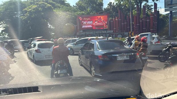 Kemacetan di Aloha menuju Bundaran Waru
