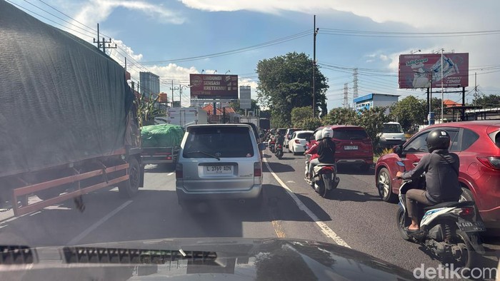 Kemacetan di Aloha menuju Bundaran Waru