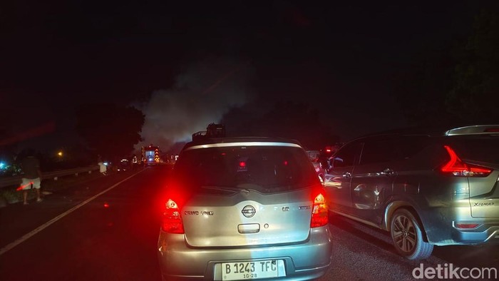 Kemacetan di Tol Belmera wilayah Medan Denai akibat mobil terbakar (Ahmad Arfah/detikcom)
