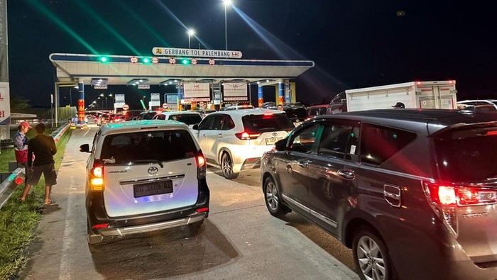 Kendaraan yang melintas di Tol Palembang