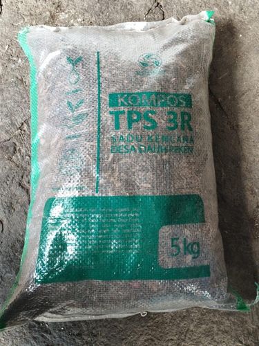 Kompos buatan TPS3R Sadu Kencana, Desa Dauh Peken, Tabanan, Bali. Kompos itu dijual seharga Rp 2 ribu per kilogram dan Rp 5 ribu per 3 kilogram.