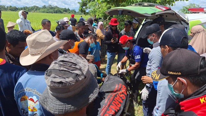 Pria bernama Sara (49) ditemukan meninggal setelah diterkam buaya saat mencari kerang di Sungai Roraya, Konawe Selatan.