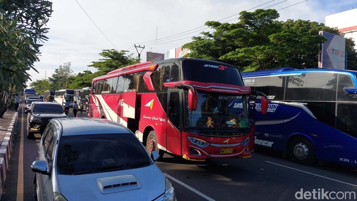 Kondisi bus yang mogok di arteri Pantura Cirebon hingga sebabkan kemacetan