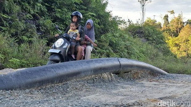 Kondisi Jalan Suaran RT 12 yang rusak diduga akibat truk illegal logging.