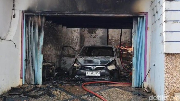Kondisi mobil yang terbakar dan merambat ke rumah di Semarang, Senin (7/4/2025).