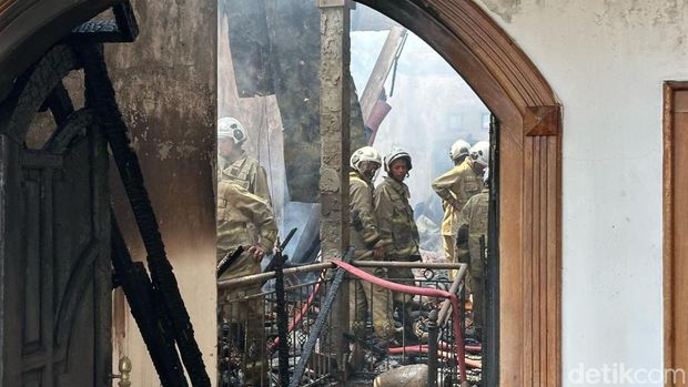 Kondisi mobil yang terbakar dan merambat ke rumah di Semarang, Senin (7/4/2025).