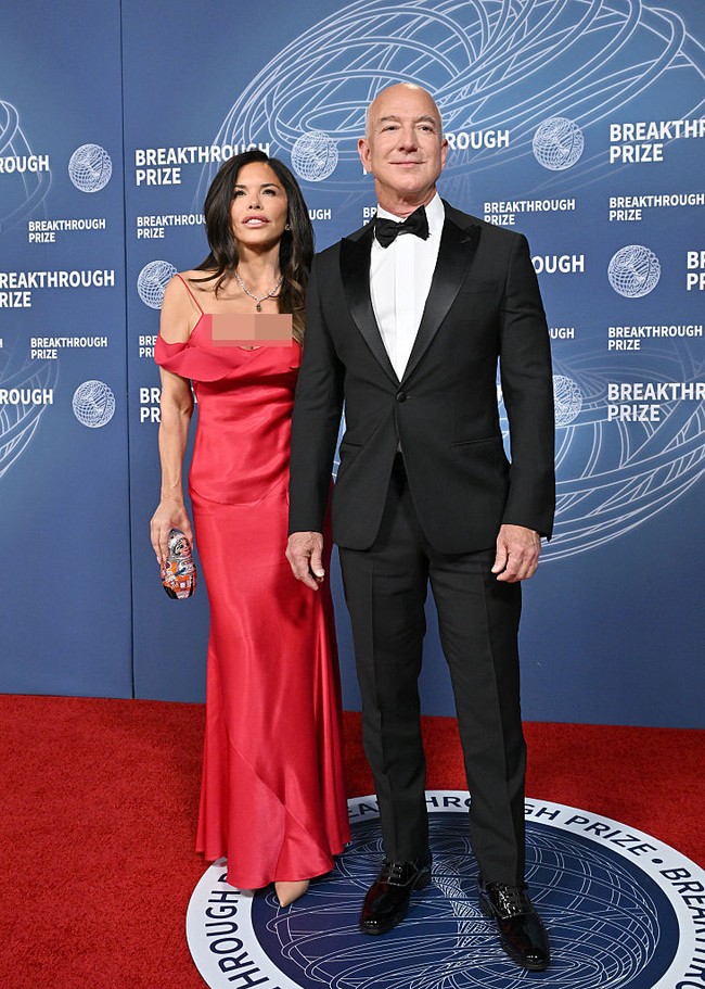 Namun, ada pula yang merespons dengan sindiran. “Aku penasaran apa pendapat Sophia Loren tentang Lauren Sánchez,” disertai dengan foto ikonis Loren yang tengah melirik aktris Jayne Mansfield dalam sebuah acara makan malam. (Foto: Getty Images)