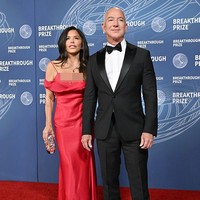 Namun, ada pula yang merespons dengan sindiran. “Aku penasaran apa pendapat Sophia Loren tentang Lauren Sánchez,” disertai dengan foto ikonis Loren yang tengah melirik aktris Jayne Mansfield dalam sebuah acara makan malam. (Foto: Getty Images)