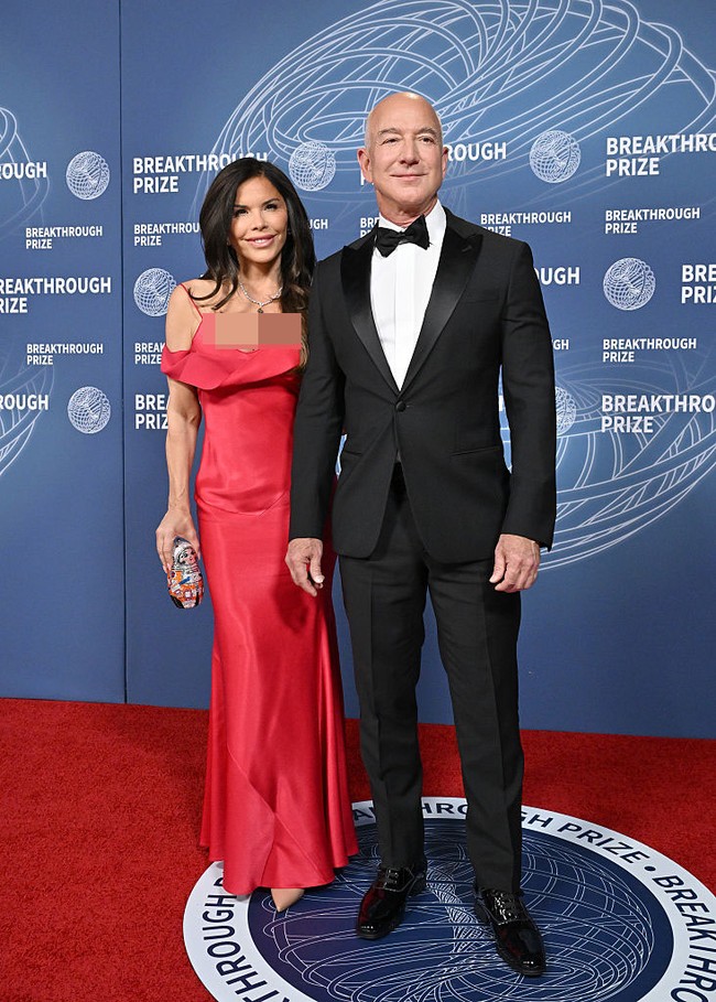 Penampilan ini menambah panjang daftar perdebatan soal etika selebritas mengenakan gaun bersejarah milik ikon masa lalu. Sebelumnya, publik juga terbelah saat Kim Kardashian mengenakan gaun Marilyn Monroe di Met Gala, dan Blake Lively tampil dalam gaun milik Britney Spears. Kini, giliran Lauren yang masuk dalam daftar itu. (Foto: Getty Images)