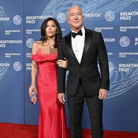 Pilihan gaya Lauren Sánchez selalu tak luput dari atensi. Terbaru, penampilannya dalam balutan gaun yang pernah dipakai salah satu legenda Hollywood ini. (Foto: Getty Images)