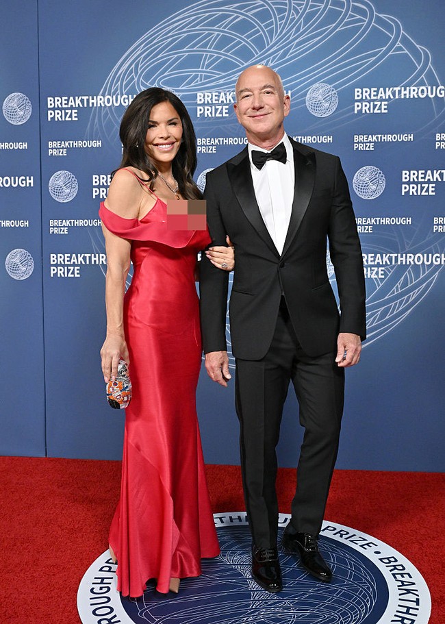Menghadiri Breakthrough Prize Ceremony 2025 bersama Jeff Bezos, Lauren Sánchez tampil mencolok mengenakan gaun slip berbahan sutra berwarna merah karya John Galliano pada 1994. (Foto: Getty Images)
