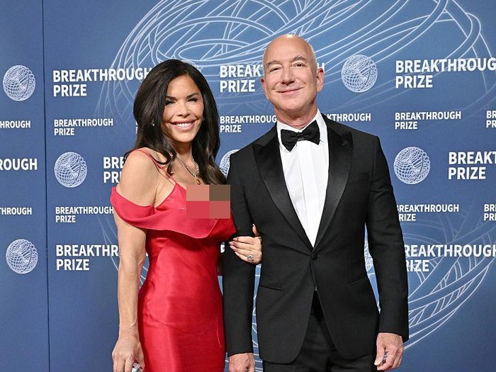 Gaya Lauren Sanchez di Pesta Bujang Paris