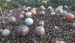Lautan Manusia Meriahkan Festival Balon Pekalongan