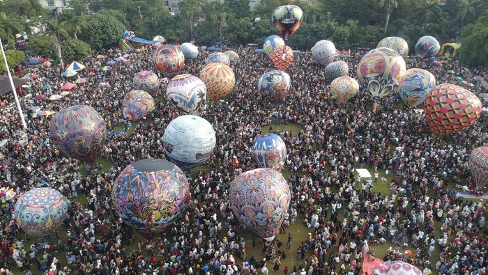 Lautan Manusia Meriahkan Festival Balon Pekalongan Foto udara sejumlah balon kreasi siap diterbangkan pada Grand Final Pekalongan Ballon Festival di Lapangan Mataram, Kota Pekalongan, Jawa Tengah, Senin (7/4/2025). Grand Final Pekalongan Ballon Festival yang bertepatan dengan peringatan tradisi Syawalan usai Idul Fitri 1446 H itu diikuti 28 tim dengan cara menerbangkan balon yang ditambatkan di tanah agar dapat terkendali guna menjaga jalur keselamatan penerbangan udara tetap aman. ANTARA FOTO/Harviyan Perdana Putra/tom.