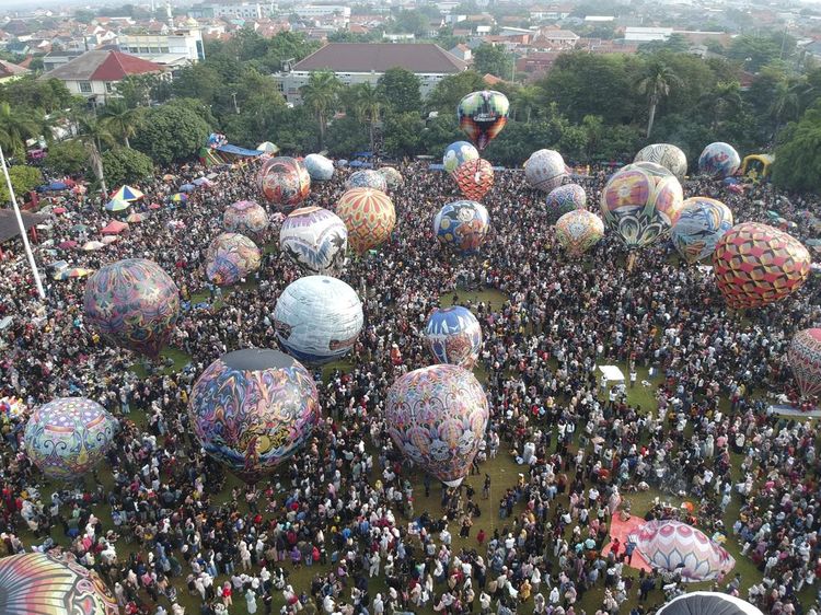 Lautan Manusia Meriahkan Festival Balon Pekalongan