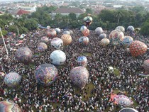 Lautan Manusia Meriahkan Festival Balon Pekalongan