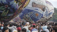 Warga menyaksikan persiapan penerbangan balon kreasi pada Grand Final Pekalongan Ballon Festival di Lapangan Mataram, Kota Pekalongan, Jawa Tengah, Senin (7/4/2025).