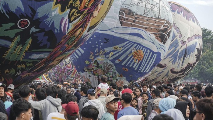 Lautan Manusia Meriahkan Festival Balon Pekalongan Foto udara sejumlah balon kreasi siap diterbangkan pada Grand Final Pekalongan Ballon Festival di Lapangan Mataram, Kota Pekalongan, Jawa Tengah, Senin (7/4/2025). Grand Final Pekalongan Ballon Festival yang bertepatan dengan peringatan tradisi Syawalan usai Idul Fitri 1446 H itu diikuti 28 tim dengan cara menerbangkan balon yang ditambatkan di tanah agar dapat terkendali guna menjaga jalur keselamatan penerbangan udara tetap aman. ANTARA FOTO/Harviyan Perdana Putra/tom.