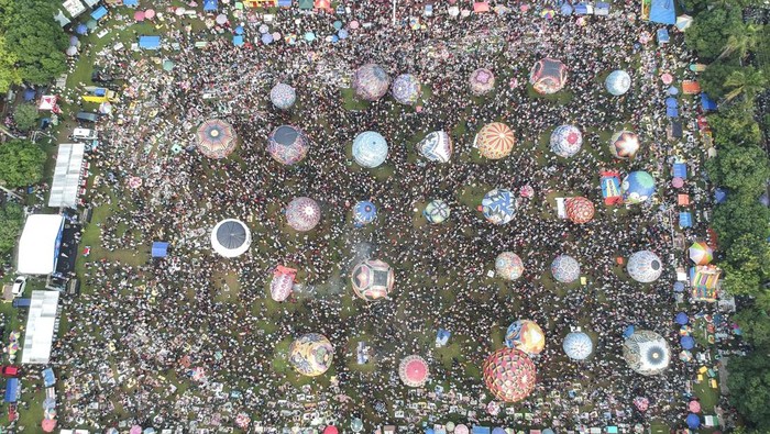 Lautan Manusia Meriahkan Festival Balon Pekalongan Foto udara sejumlah balon kreasi siap diterbangkan pada Grand Final Pekalongan Ballon Festival di Lapangan Mataram, Kota Pekalongan, Jawa Tengah, Senin (7/4/2025). Grand Final Pekalongan Ballon Festival yang bertepatan dengan peringatan tradisi Syawalan usai Idul Fitri 1446 H itu diikuti 28 tim dengan cara menerbangkan balon yang ditambatkan di tanah agar dapat terkendali guna menjaga jalur keselamatan penerbangan udara tetap aman. ANTARA FOTO/Harviyan Perdana Putra/tom.