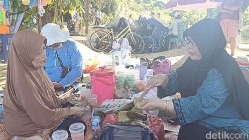 Warga Kampung Jawa Titik Supriatini (63) bersama keluarganya merayakan tradisi Lebaran Ketupat di Pantai Sanur, Bali, Senin (7/4/2025).