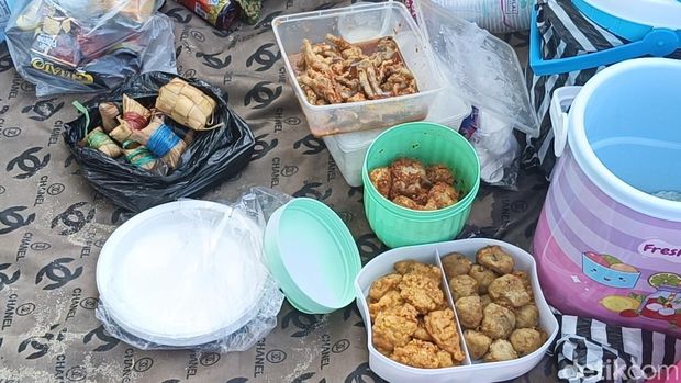 Menu-menu yang dibawa saat merayakan Lebaran Ketupat di Pantai Sanur, Senin (7/4/2025).