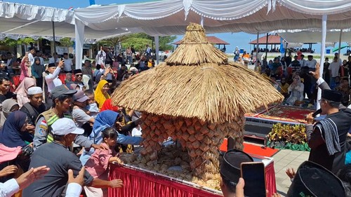 Warga saat berburu Ketupat Agung pada tradisi Lebaran Topat di Taman Loang Baloq, Sekarbela, Kota Mataram, Senin (7/4/2025).