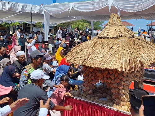 Warga saat berburu Ketupat Agung pada tradisi Lebaran Topat di Taman Loang Baloq, Sekarbela, Kota Mataram, Senin (7/4/2025).