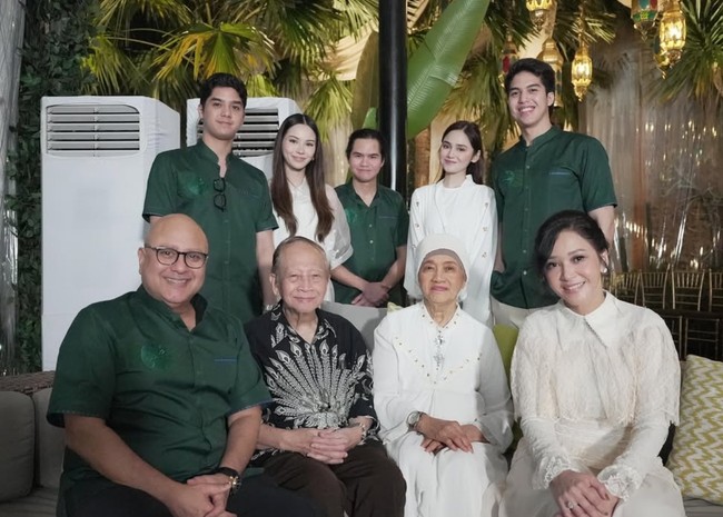 Maia Estianty merayakan hari raya Idul Fitri bersama keluarga besarnya. Orangtua Maia hingga anak-anak dan calon mantunya tampak turut hadir dan kenakan busana seragam. Foto: Instagram/@alghazali7/@elelrumi