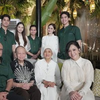 Maia Estianty merayakan hari raya Idul Fitri bersama keluarga besarnya. Orangtua Maia hingga anak-anak dan calon mantunya tampak turut hadir dan kenakan busana seragam. Foto: Instagram/@alghazali7/@elelrumi