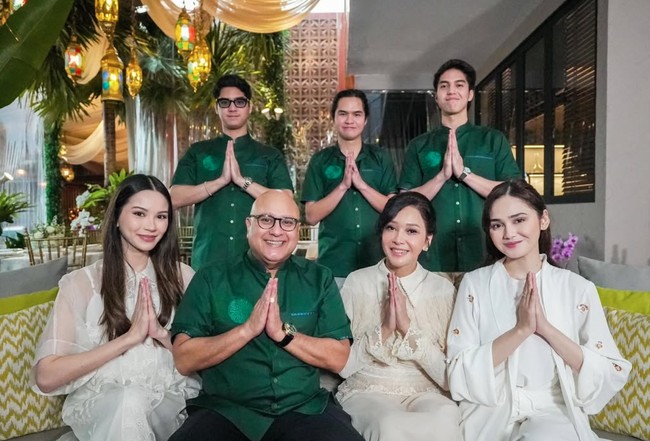 Tunangan Al Ghazali, Alyssa Daguise terlihat hadir dengan mengenakan busana berwarna putih, senada dengan Maia dan kekasih El Rumi, Syifa Hadju. Sayangnya kekasih Dul, Tissa, justru tak terlihat hadir di acara tersebut. Foto: Instagram/@alghazali7/@elelrumi