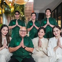 Tunangan Al Ghazali, Alyssa Daguise terlihat hadir dengan mengenakan busana berwarna putih, senada dengan Maia dan kekasih El Rumi, Syifa Hadju. Sayangnya kekasih Dul, Tissa, justru tak terlihat hadir di acara tersebut. Foto: Instagram/@alghazali7/@elelrumi