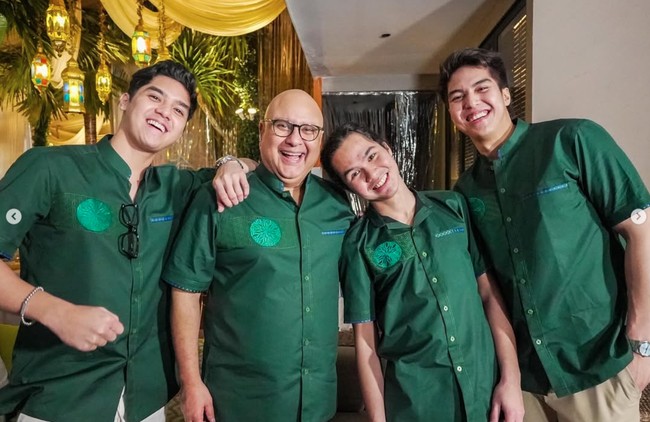 Irwan Mussry bersama ketiga anak laki-lakinya, Al, El, dan Dul, tampil kompak kenakan busana seragam warna hijau emerald. Kemeja kerah koko itu tampak simpel dengan motif bentuk bulat di salah satu bagian dadanya. Foto: Instagram/@alghazali7/@elelrumi