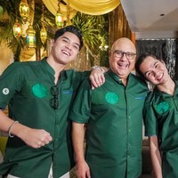 Irwan Mussry bersama ketiga anak laki-lakinya, Al, El, dan Dul, tampil kompak kenakan busana seragam warna hijau emerald. Kemeja kerah koko itu tampak simpel dengan motif bentuk bulat di salah satu bagian dadanya. Foto: Instagram/@alghazali7/@elelrumi