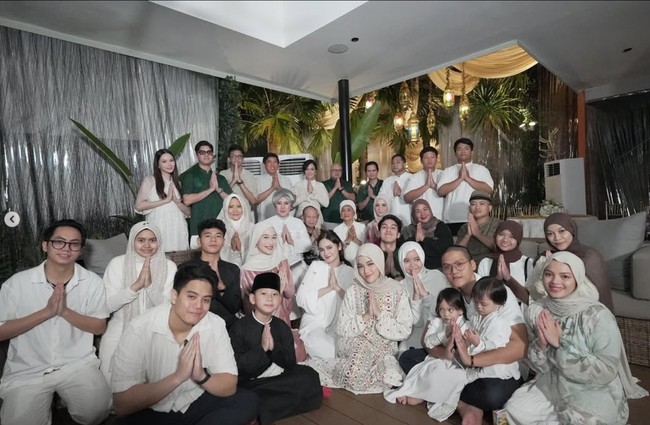 Acara perayaan hari Lebaran itu tampak ramai dihadiri keluarga besar Maia. Para anggota keluarga yang hadir juga terlihat kompak kenakan busana warna kalem seperti putih, hijau, dan coklat. Foto: Instagram/@alghazali7/@elelrumi