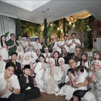 Acara perayaan hari Lebaran itu tampak ramai dihadiri keluarga besar Maia. Para anggota keluarga yang hadir juga terlihat kompak kenakan busana warna kalem seperti putih, hijau, dan coklat. Foto: Instagram/@alghazali7/@elelrumi