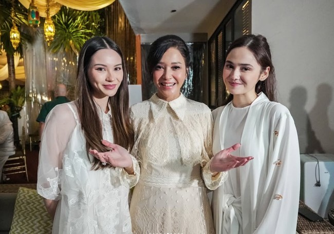 Maia tampil kompak dengan kedua calon mantunya, Alyssa Daguise dan Syifa Hadju. Paras ketiganya yang terllihat cantik juga tak kalah curi atensi dan banjir pujian. Foto: Instagram/@alghazali7/@elelrumi