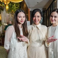 Maia tampil kompak dengan kedua calon mantunya, Alyssa Daguise dan Syifa Hadju. Paras ketiganya yang terllihat cantik juga tak kalah curi atensi dan banjir pujian. Foto: Instagram/@alghazali7/@elelrumi