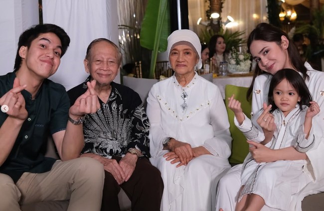 Berpose bersama kakek dan nenek El Rumi, terlihat Syifa yang sudah begitu akrab dengan keluarga kekasihnya itu. Banyak yang mendoakan agar Syifa dan El segera melangkah ke jenjang yang lebih serius. Foto: Instagram/@alghazali7/@elelrumi