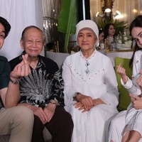 Berpose bersama kakek dan nenek El Rumi, terlihat Syifa yang sudah begitu akrab dengan keluarga kekasihnya itu. Banyak yang mendoakan agar Syifa dan El segera melangkah ke jenjang yang lebih serius. Foto: Instagram/@alghazali7/@elelrumi