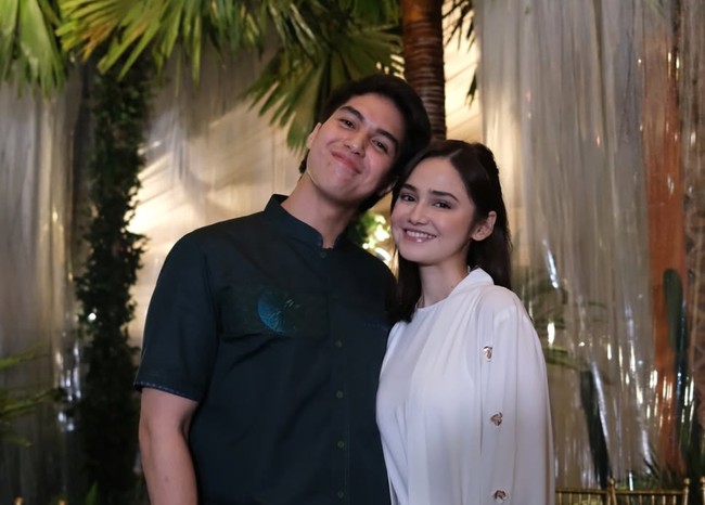 Syifa terlihat cantik dengan pulasan makeup natural flawless. Rambutnya juga tampak simpel dengan hanya diikat setengah. Foto: Instagram/@alghazali7/@elelrumi