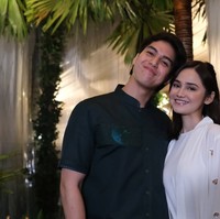 Syifa terlihat cantik dengan pulasan makeup natural flawless. Rambutnya juga tampak simpel dengan hanya diikat setengah. Foto: Instagram/@alghazali7/@elelrumi