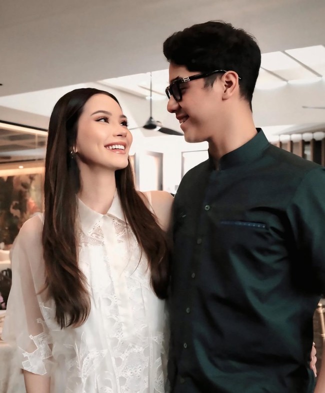 Sama-sama tampil dengan riasan natural flawless, Alyssa juga tak kalah cantik dan memukau. Pesonanya tampak begitu terpancar kala berpose bersama tunangannya, Al Ghazali. Foto: Instagram/@alghazali7/@elelrumi