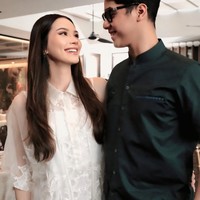 Sama-sama tampil dengan riasan natural flawless, Alyssa juga tak kalah cantik dan memukau. Pesonanya tampak begitu terpancar kala berpose bersama tunangannya, Al Ghazali. Foto: Instagram/@alghazali7/@elelrumi