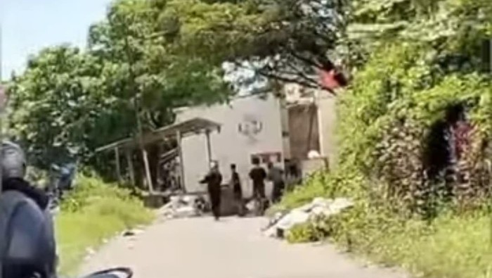 Dua kelompok warga di Kecamatan Tallo, Kota Makassar, Sulawesi Selatan (Sulsel) terlibat tawuran gegara suara petasan.
