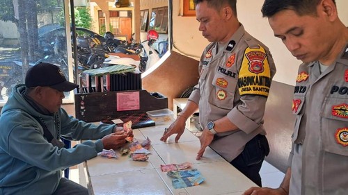 Mastur (64), lansia di Lombok Timur, NTB, ditangkap warga saat berbelanja memakai uang palsu. (Dok. Polres Lombok Timur)